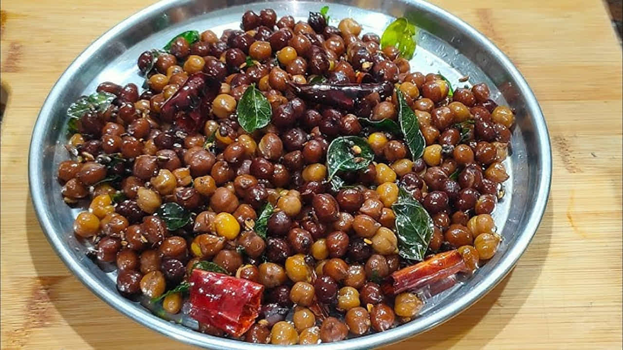 తెలంగాణ స్పెషల్ వంటకమైన గుడాలను అనేక రకాలుగా తయారు చేసుకోవచ్చును. చాలా మంది పల్లెటూర్లలో మొక్కజొన్నలు, అనుప గింజలు, లేదా చిక్కుడు గింజలతో తయారు చేస్తుంటారు. దీని కోసం మందుగా అనుప గింజలు కప్పు, చిక్కుడు గింజలు కప్పు వేసి బాగా కడిగి నానబెడతారు. తర్వాత రెండు కప్పుల మక్కజొన్నలు తీసుకుంటారు. వీటిని రోటిలో దంచుతారు. దీని వలన మొక్కజొన్న గింజలు రెండుగా చీలిపోతాయి. ఇలా చేయడం వలన ఇవి చాలా త్వరగా ఉడుకుతాయి.