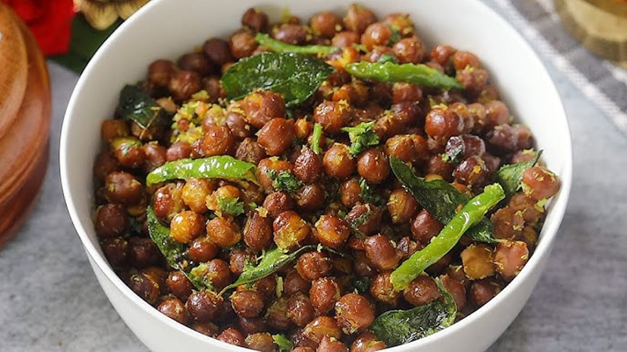 దీని కోసం స్టవ్ ఆన్ చేసి, పాన్ పెట్టి, అందులో కొంచెం నూనె పోయాలి. నూనె వేడి అయిన తర్వాత ఆవాలు, జీలకర్ర, కరివేపాకు, చాలా తక్కువ మొత్తంలో పసుపు, ఉల్లిపాయ ముక్కలు, వెల్లుల్లి ముక్కలు, లైట్‌గా సాల్ట్, తరిగిన కొత్తిమీర,  వేసి ఇవి మంచిగా వేగిన తర్వాత ఈ పోపును ఉడకబెట్టిన శనగల్లో వేసుకోవాలి. అంతే టేస్టీ టేస్టీ శనగల గుడాలు రెడీ, మరి మీరు కూడా ప్రిపేర్ చేయండి.