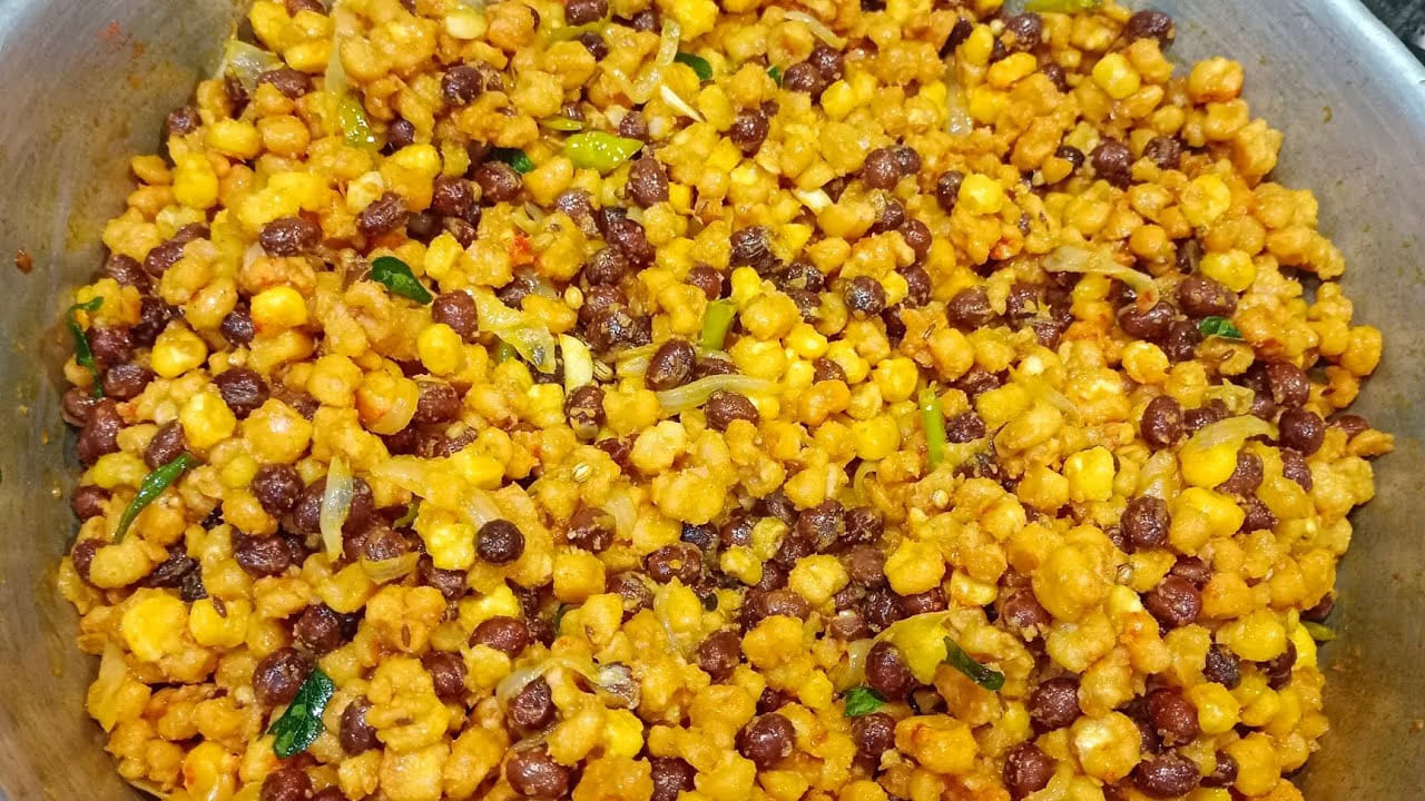 తర్వాత ఒక మట్టి  కుండ తీసుకొని, దానిలో మొక్కజొన్నలు ముందుగా వేసి, సరిపడ నీళ్లు పోసి ఉడకబెడతారు.10 నిమిషాల తర్వాత అందులో అనుప గింజలు, చిక్కుడు గింజలు వేసి మరో 20 నిమిషాల పాటు ఉడకబెడతారు. ఇలా మంచిగా ఉడికిన తర్వాత వీటిని ఒక గిన్నెలోకి తీసుకొని పక్కన పెడుతారు. తర్వాత స్టవ్ ఆన్ చేసి పాన్ పెట్టి, అందులో కొంచెం నూనె పోసి, ఆవాలు, పచ్చి మిర్చీ, ఉల్లిపాయ ముక్కలు, వెల్లుల్లి రెబ్బలు, కొత్తి మీర వేసి, ఫ్రై చేస్తారు. తర్వాత ఆ పోపులో ఈ ఉడకబెట్టిన గింజలు వేస్తుంటారు. తర్వాత కొంచెం, కారం, ఉప్పు వేసి మంచిగా కలుపుతారు. అంతే వేడి వేడి , ఆరోగ్యాన్నిచ్చే  మొక్కజొన్న గుడాలు రెడీ.