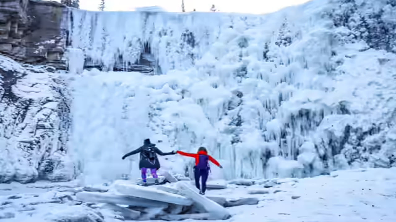 సాహస ప్రియుల కోసం: గులాబా కేవలం దృశ్యాలకే కాదు, అడ్వెంచర్ స్పోర్ట్స్‌కు కూడా పెట్టింది పేరు. ఇక్కడ స్కీయింగ్ (Skiing) చేయడం పర్యాటకులకు ఒక మధురమైన అనుభూతినిస్తుంది. అలాగే పారాగ్లైడింగ్, ట్రెకింగ్, స్నో స్కూటర్ రైడింగ్ వంటి ఎన్నో సాహస క్రీడలు ఇక్కడ అందుబాటులో ఉన్నాయి. సోలంగ్ వ్యాలీకి సమీపంలో ఉండటం వల్ల ఇక్కడ పర్యాటకుల రద్దీ కూడా ఎక్కువే ఉంటుంది.