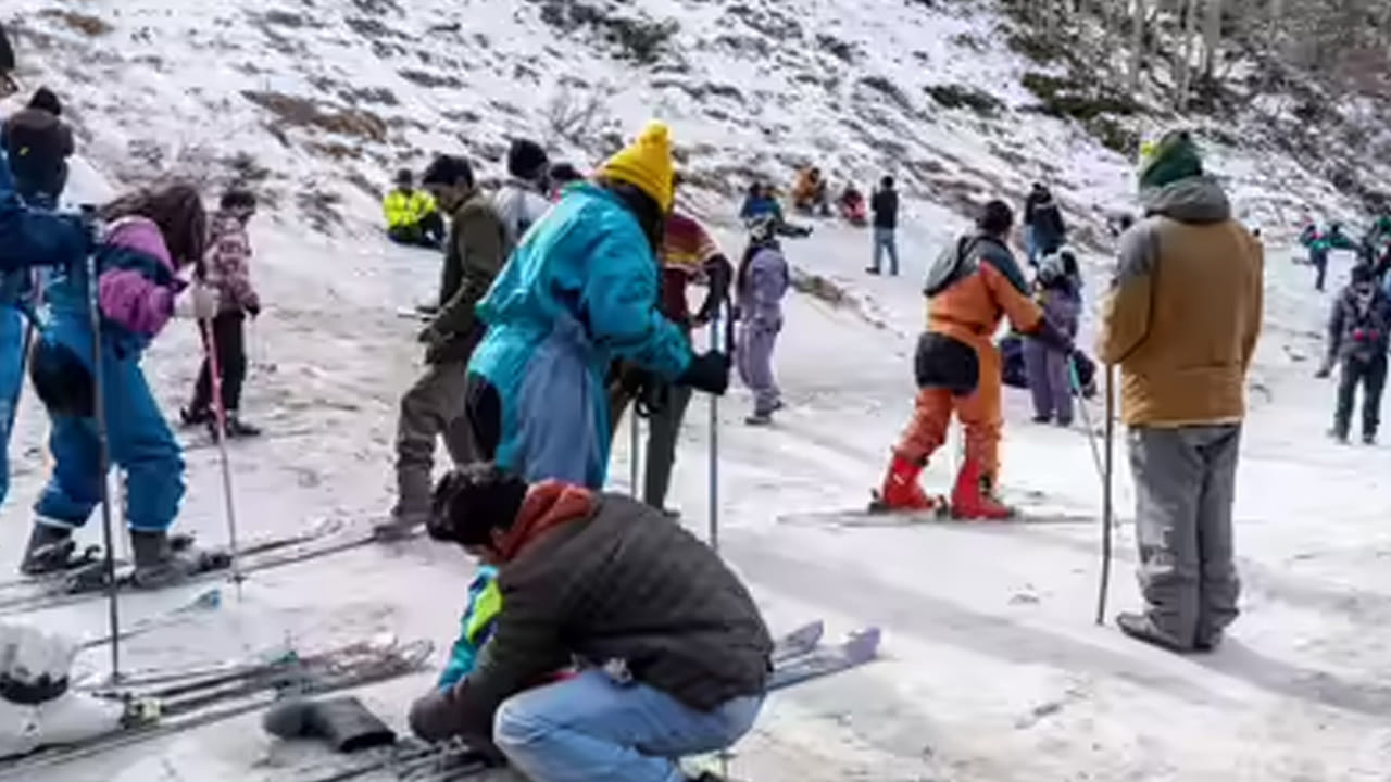 ఎందుకు సందర్శించాలి?: మీరు రొటీన్ లైఫ్ నుండి విరామం తీసుకుని ప్రశాంతమైన వాతావరణంలో గడపాలనుకుంటే గులాబా సరైన ఎంపిక. ఇక్కడి స్వచ్ఛమైన గాలి, మంచు కురుస్తున్న దృశ్యాలు మీ మనసుకు ఉల్లాసాన్ని ఇస్తాయి. బాలీవుడ్ సినిమాల షూటింగ్స్ కూడా ఇక్కడ తరచుగా జరుగుతుంటాయి. ముఖ్యంగా సెలబ్రిటీలు, ఫోటోగ్రాఫర్లు ఈ ప్రాంతాన్ని ఎక్కువగా ఇష్టపడతారు.