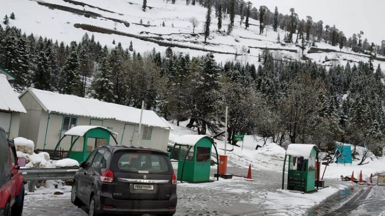 ఎలా వెళ్లాలి?: మనాలి నుండి టాక్సీ లేదా బస్సుల ద్వారా గులాబాకు సులభంగా చేరుకోవచ్చు. మీరు మనాలి పర్యటన ప్లాన్ చేసుకుంటే, మీ లిస్టులో ఈ అద్భుతమైన హిల్‌స్టేషన్‌ను కూడా చేర్చుకోండి. ఇక్కడి అందాలను కళ్ళారా చూస్తే, జీ న్యూస్ చెప్పినట్లుగా ఇది నిజంగా స్వర్గం కంటే అందంగా ఉందని మీరే అంటారు.