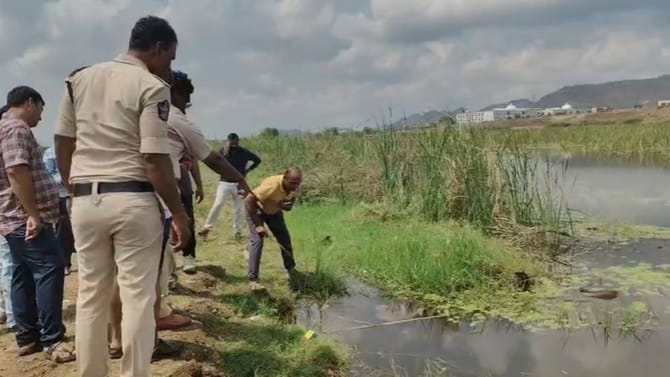 ఊరి చివర చెరువు ఏదో కదులుతూ కనిపించింది.. భయం.. భయంగా