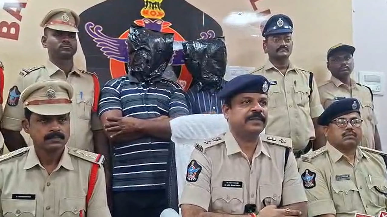 Andhra: ఎంబీఏ చదివి ఇదేం పనిరా..? ఏకంగా మహిళా పోలీస్కే మస్కా కొట్టారు.. చివరకు..