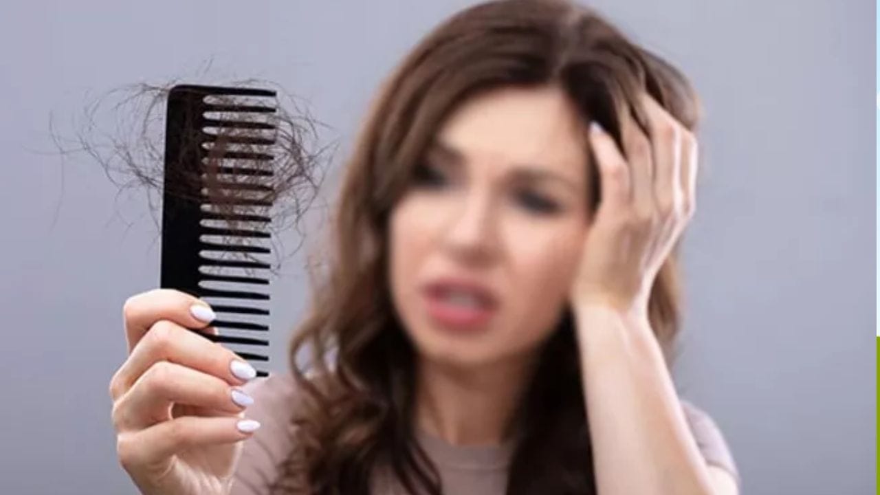 జుట్టు రాలే విషయంలో మనం చేసే పెద్ద తప్పు ఏమిటంటే తల స్నానం కొందరు ప్రతి రోజూ తల స్నానం చేస్తారు. మరి కొందరు అస్సలు తన స్నానమే చేయరు. ఈ రెండు మన జట్టు రాలుడుకు కారణం కావచ్చని నిపుణులు చెబుతున్నారు. అయితే ఇది వారి జుట్టు రకాన్ని బట్టి కూడా మారుతుందని అంటున్నారు. అంటే జుట్టు రాలకుండా ఉండాలంటే వారంలో పోడి జుట్టు ఉన్నవారు ఎన్ని రోజులు, జిడ్డుగా జుట్టు ఉన్నవారు ఎన్ని రోజులు తల స్నానం చేయాలో తెలుసుకుందాం.