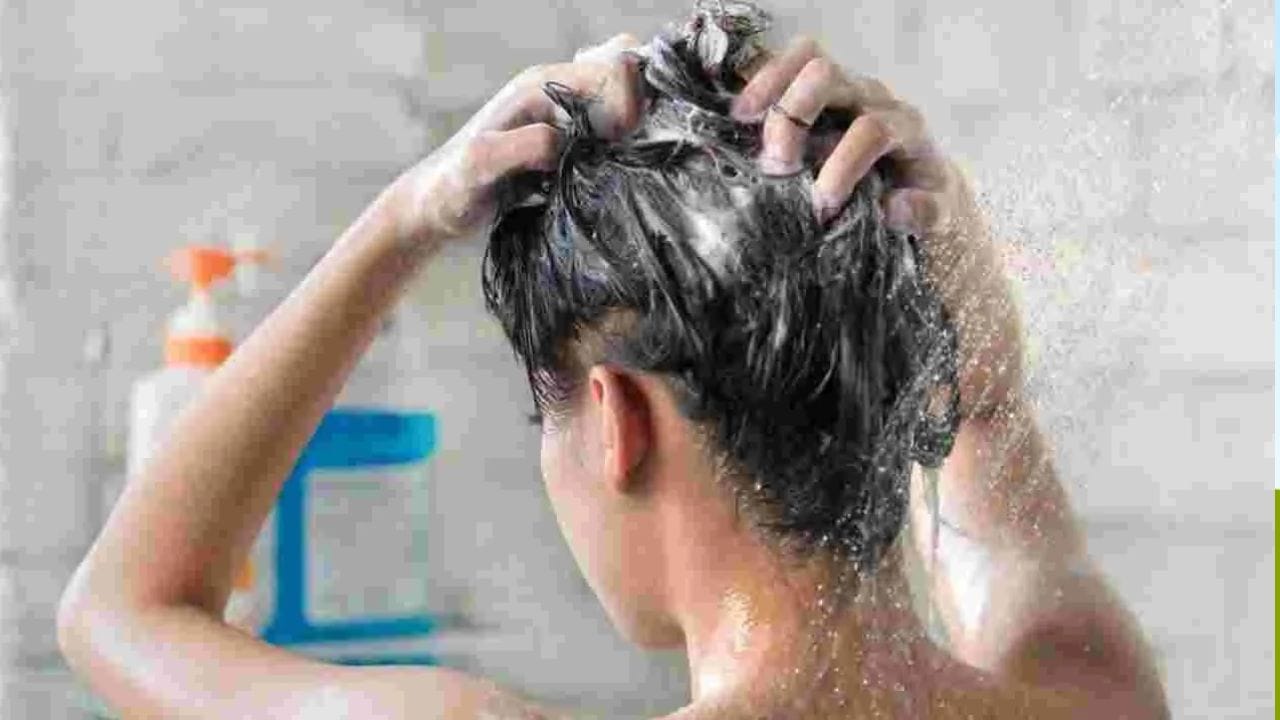 మారుతున్న లైఫ్‌స్టైల్, ఆహారం, పోల్యూషన్, మనం చేసే కొన్ని తప్పుల కారణంగా ఈ మధ్య జుట్టు రాలుడు సమస్య ఎక్కవైపోయింది. అయితే మనం చేసే కొన్ని తప్పులను సరిదిద్దుకోవడం ద్వారా జుట్టు ఆరోగ్యాన్ని కాపాడుకోవడంతో పాలు జుట్టు రాలే సమస్యను కూడా తగ్గించుకోవచ్చని ఆరోగ్య నిపుణులు సూచిస్తున్నారు.