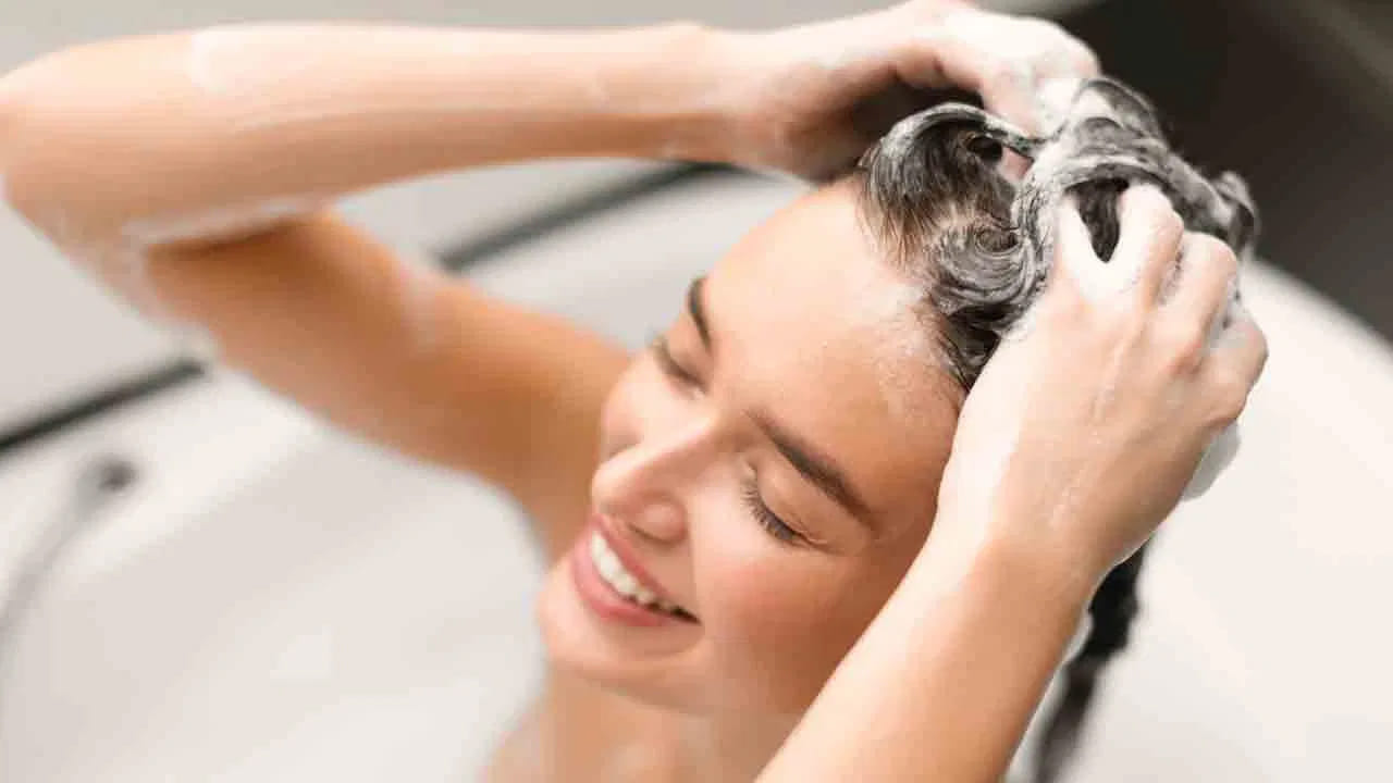 కండిషనర్ వాడకంలో జాగ్రత్త: కండిషనర్‌ను జుట్టు కుదుళ్లకు అప్లై చేయడం వల్ల తల జిడ్డుగా మారి, జుట్టు రంధ్రాలు మూసుకుపోతాయి. కండిషనర్‌ను కేవలం జుట్టు పొడవునా మాత్రమే అప్లై చేయాలి. అలాగే షాంపూ చేసిన తర్వాత జుట్టును సరిగ్గా కడగకపోతే, మిగిలిపోయిన కెమికల్స్ వల్ల జుట్టు విరిగిపోయే ప్రమాదం ఉంది.
