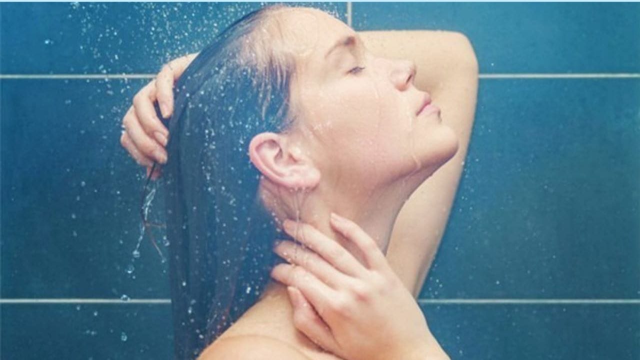 మళ్లీ మళ్లీ జుట్టును కడుక్కోవడం: మీ జుట్టును తరచుగా కడుక్కోవడం వల్ల మీ జుట్టులోని సహజ నూనెలు తొలగిపోతాయి. ఇది మీ జుట్టును పొడిబారేలా చేస్తుంది. అలాగే మీ తలపై ఎక్కువ నూనె ఉత్పత్తి అవుతుంది. ఇది మీ జుట్టును త్వరగా జిడ్డుగా మారుస్తుంది. కాబట్టి, వారానికి రెండు లేదా మూడు సార్లు మాత్రమే స్నానం చేసి, మీ జుట్టును కడగడానికి తేలికపాటి షాంపూని ఉపయోగించండి. ఇది జుట్టు రాలడాన్ని నివారించడంలో సహాయపడుతుంది.