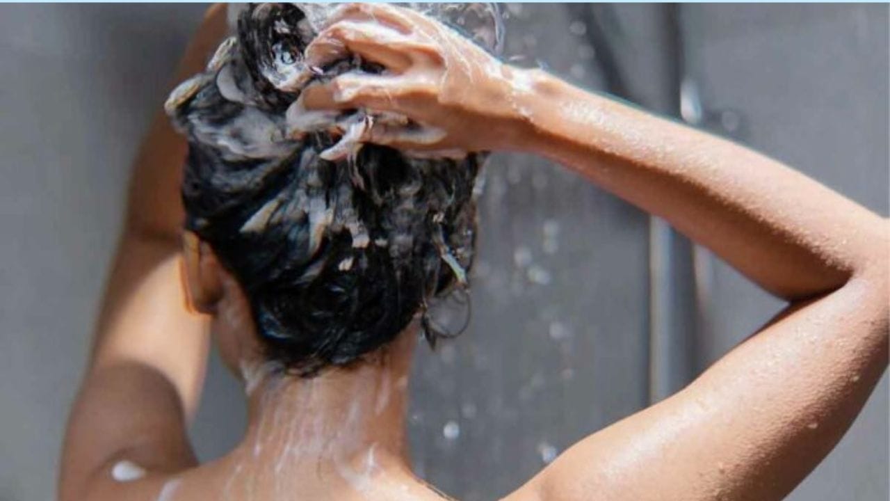 షాంపూ పెట్టిన వెంటనే జుట్టును కడగడం: చాలా మంది స్నానం చేసేప్పుడు శాంపూను పెట్టుకొని.. కొద్ది సెకన్లలోనే దాన్ని కడిగేస్తారు.ఇలా చేయడం ద్వారా మీ జుట్టులో షాంపూ మిగిలిపోతుంది. ఇది మీ జుట్టును బరువుగా, జిడ్డుగా, నిర్జీవంగా చేస్తుంది. కాబట్టి, మీ జుట్టుకు శాంపూ అప్ల చేసిన తర్వాత బాగా మసాజ్ చేసి శుభ్రంగా పూర్తి శాంపూ తొలగిపోయే వరకు కడగండి. ఇది మీ తలని శుభ్రంగా, జుట్టును తేలికగా తాజాగా ఉంచుతుంది.