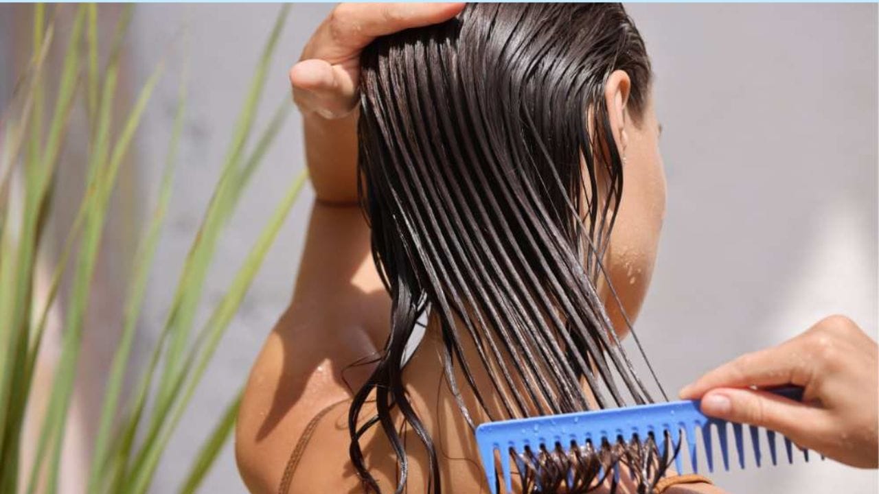 తడి జుట్టును దువ్వడం: చాలా మంది తలస్నానం చేసిన వెంటనే తడి జుట్టును దువ్వుకుంటారు. నిపుణుల అభిప్రాయం ప్రకారం, తడిగా ఉన్నప్పుడు జుట్టు చాలా బలహీనంగా ఉంటుంది. ఈ సమయంలో దువ్వడం వల్ల జుట్టు రాలుతుంది. కాబట్టి, మొదట మీ జుట్టును సహజంగా ఆరనివ్వండి మరియు అది ఆరిన తర్వాత మాత్రమే, వెడల్పాటి దంతాల దువ్వెనను ఉపయోగించి దువ్వండి.