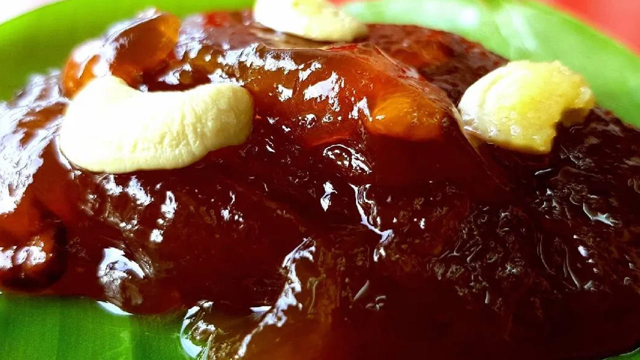 హల్వా ను ఎలా తయారు చేసుకోవాలంటే? ముందుగా మీరు తీసుకున్న కూరగాయలను బాగా కడిగి, దాని మీద ఉన్న పొట్టు తీసి, వాటిని సన్నగా తురుముకుని ఒక ప్లేట్ లో పెట్టుకోవాలి.