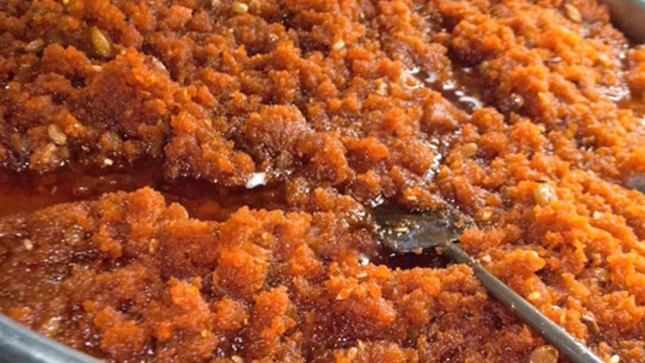 ఇక ఇప్పుడు గ్యాస్ పొయ్యి వెలిగించి ఒక పాన్లో నెయ్యి వేసి అది వేడయ్యాక దానిలో తురిమిన వెజిటల్స్ ను వేసి అది పచ్చి వాసన పొయ్యే వరకు15 నుంచి 20 నిముషాల పాటు మీడియం మంట పై బాగా వేయించాలి.