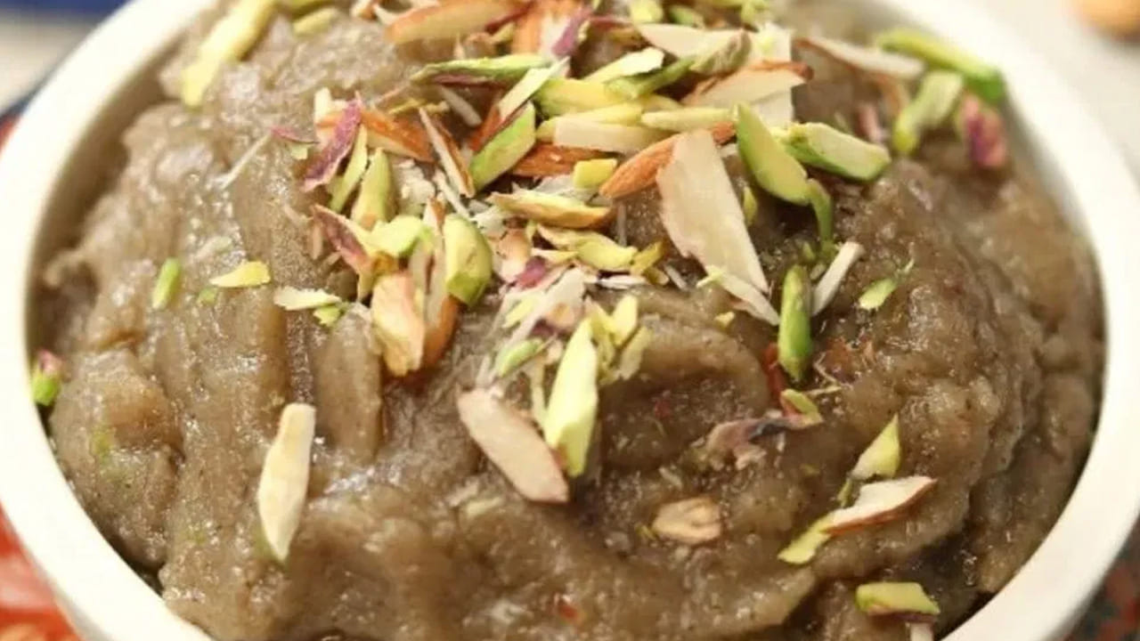 ఆ తర్వాత దానిలో ఒక గ్లాస్ పాలు పోసి, కూరగాయలు అన్ని మెత్తబడే వరకు స్టవ్ మీదే ఉంచి బాగా ఉడికించాలి. పంచదార కూడా వేసి బాగా వేయించాలి. అది కరిగిపోయిన తర్వాత కొద్దిగా యాలకుల పొడి, డ్రై ఫ్రూట్స్ కూడా వేసి గరిటెతో ఒకసారి తిప్పుకోవాలి. అంతే, హెల్తీ పచ్చి కూరగాయాల స్వీట్ హల్వా రెడీ.