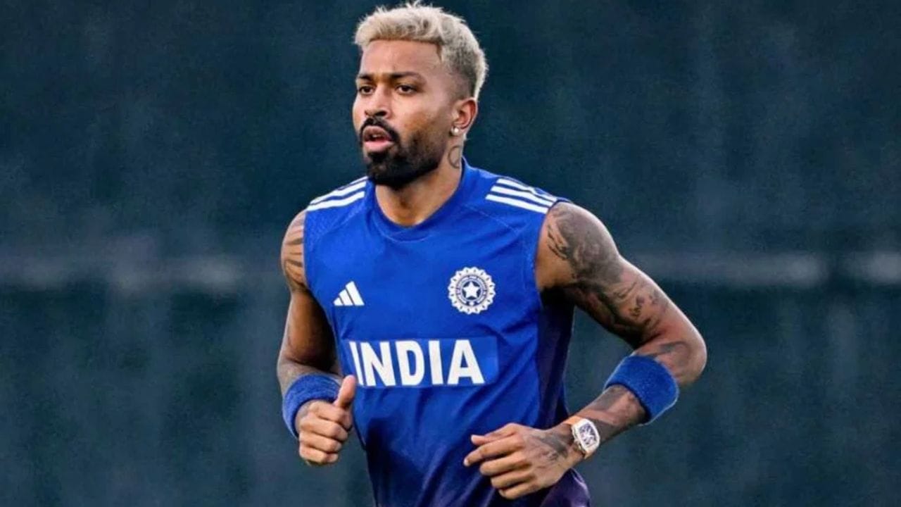 ఆ సమయంలోనే హార్దిక్ వారందరికీ ఒక మాట ఇచ్చాడు. తాను తిరిగి ముంబైకి వచ్చినప్పుడు ఈ కష్టానికి తగిన ప్రతిఫలం అందిస్తానని ప్రాగ్దానం చేశాడు. ముంబై ఇండియన్స్ ప్రాక్టీస్ సెషన్ ముగిసిన తర్వాత హార్దిక్ ఆ 11 మంది సిబ్బందిని పిలిచి ఒక్కొక్కరికి పది లక్షల రూపాయల చెక్కును అందజేశాడు. తన ఎదుగుదలలో భాగమైన సామాన్య సిబ్బందిని గుర్తుంచుకుని మరీ సత్కరించడం పట్ల క్రీడా విశ్లేషకులు హర్షం వ్యక్తం చేస్తున్నారు.