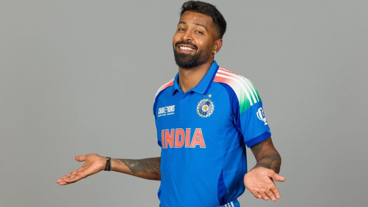 రిపోర్ట్స్ ప్రకారం టీ20 ప్రపంచకప్ 2026 సన్నాహకాల్లో భాగంగా హార్దిక్ పాండ్యా వాంఖడే స్టేడియంలో కఠినమైన ప్రాక్టీస్ చేశాడు. ఆ సమయంలో ఆయన అర్ధరాత్రి వరకు మైదానంలోనే గడిపేవాడంట. హార్దిక్ ప్రాక్టీస్ కోసం అక్కడి గ్రౌండ్ స్టాఫ్ తమ విధులు ముగిసినా కూడా అదనపు గంటలు వేచి ఉండి ఆయనకు కావాల్సిన సౌకర్యాలను కల్పించారంట. నెట్స్ సిద్ధం చేయడం నుంచి పిచ్ పర్యవేక్షణ వరకు సిబ్బంది హార్దిక్ కు ఎంతో సహకరించారంట.