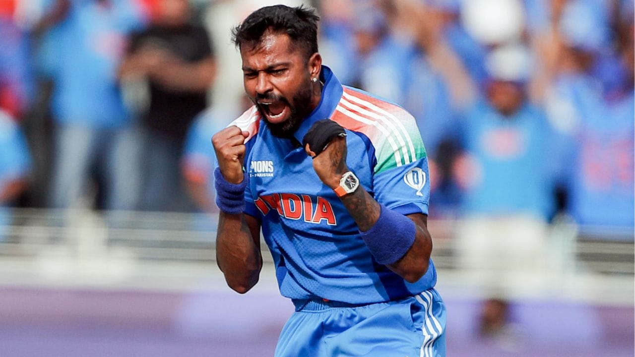 చెక్కులు అందుకున్న సిబ్బంది హార్దిక్ పాండ్యాతో కలిసి దిగిన ఫోటోలు ప్రస్తుతం ఇంటర్నెట్ లో వైరల్ అవుతున్నాయి. నెటిజన్లు హార్దిక్ ను రియల్ హీరో అని అభివర్ణిస్తున్నారు. ఐపీఎల్ 2026 లో ముంబై ఇండియన్స్ తన తొలి మ్యాచ్ ఆడటానికి సిద్ధమవుతున్న తరుణంలో కెప్టెన్ చేసిన ఈ పని జట్టులో కూడా కొత్త ఉత్సాహాన్ని నింపింది. మార్చి 28న ప్రారంభం కానున్న ఈ టోర్నీలో హార్దిక్ నాయకత్వంలోని ముంబై జట్టు ఎలాంటి అద్భుతాలు చేస్తుందో చూడాలి.