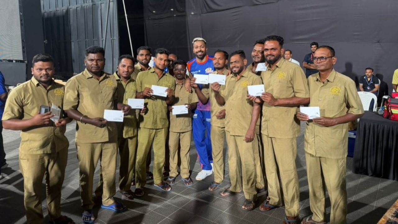 Hardik Pandya Promise: టీమ్ ఇండియా స్టార్ ఆల్ రౌండర్ హార్దిక్ పాండ్యా తరచుగా తన విలాసవంతమైన జీవనశైలి, ఖరీదైన కార్ల కారణంగా వార్తల్లో నిలుస్తుంటాడు. అయితే ఈసారి ఆయన ఒక గొప్ప కారణంతో సోషల్ మీడియాలో ట్రెండ్ అవుతున్నాడు. ఐపీఎల్ కొత్త సీజన్ ప్రారంభానికి ముందు ముంబైలోని వాంఖడే స్టేడియంలో పనిచేసే దాదాపు 11 మంది గ్రౌండ్ స్టాఫ్ సభ్యులకు హార్దిక్ భారీ నజరానా ప్రకటించాడు.