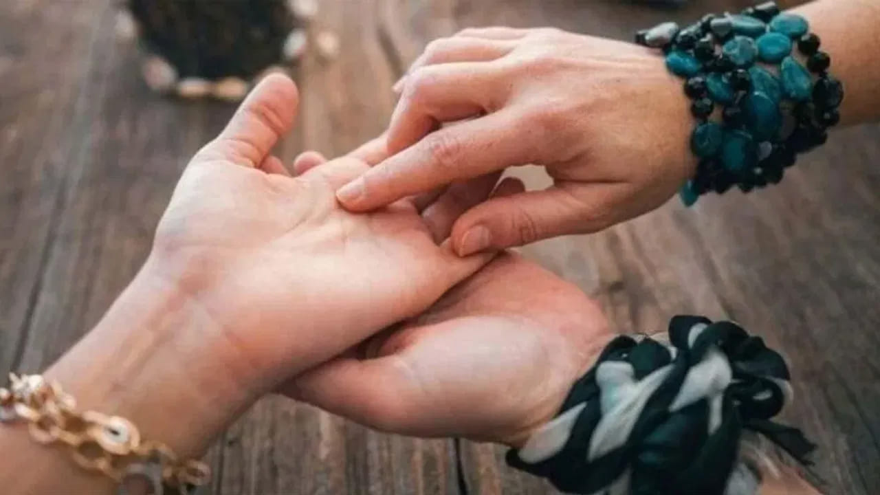 ఇవి అన్ని సంప్రదాయ విశ్వాసాల ఆధారంగా చెప్పబడిన విషయాలు మాత్రమే. నిజ జీవితంలో వైవాహిక జీవితం సంతోషంగా ఉండటం అనేది పరస్పర అర్థం చేసుకోవడం, ప్రేమ, గౌరవం వంటి అంశాలపై ఆధారపడి ఉంటుంది. అయితే, ఈ రకమైన శాస్త్రాలపై ఆసక్తి ఉన్నవారికి ఇవి తెలుసుకోవడం ఆసక్తికరంగా ఉంటుంది.

(Disclaimer: ఈ వార్తలోని సమాచారం సాముద్రిక శాస్త్రం, మత సంబంధమైన అంశాలపై ఆధారపడి ఉంది. దీనిని టీవీ9 తెలుగు ధృవీకరించదు.)
