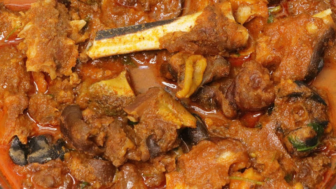 చివరగా, కూర చిక్కదనానికి తగినంత నీటిని (సుమారు ఒక లీటరు) కలపాలి. ఉప్పు సరిచూసుకొని చివరి దశలో నీటితో పాటు వేయాలి. మూత పెట్టి అధిక మంటపై 10-12 విజిల్స్ వచ్చే వరకు ఉడికించాలి. ప్రెజర్ పూర్తిగా తగ్గిన తర్వాత మూత తీసి చూస్తే, ముక్కలు పర్ఫెక్ట్‌గా ఉడికి, కూర సరైన చిక్కదనంతో సిద్ధంగా ఉంటుంది. ఒకవేళ కూర పల్చగా అనిపిస్తే, మరో ఐదు నిమిషాలు స్టవ్ మీద ఉడికించుకోవచ్చు. ముక్కలు ఉడకకపోతే, మరో రెండు విజిల్స్ వచ్చే వరకు ఉడికించవచ్చు. ఈ పద్ధతిలో తయారుచేస్తే స్పైసీ మేక తలకాయ కూర ఖచ్చితంగా అందరికీ నచ్చుతుంది.