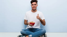 నేలపై కూర్చొని తింటేనే ముద్దు అంటున్న నిపుణులు.. ఎందుకంటే?