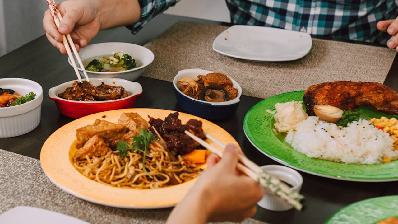 కింద కూర్చొని తినడం వల్ల జీర్ణక్రియ పనితీరు కూడా మెరుగుపడుతుంది. ఇలా తినేటప్పుడు మన శరీర కదలికలు జరుగుతాయి. దీని వలన రక్త సరఫరా కూడా సక్రమంగా జరుగుతుంది. అలాగే మనకీ కావాల్సిన శక్తి కూడా లభిస్తుంది. 
