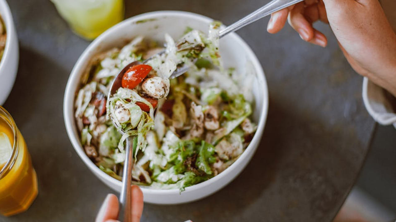 బరువు తగ్గాలనుకునే వారు నేలమీద కూర్చొని తింటే.. ఈజీగా బరువు తగ్గుతారని నిపుణులు వెల్లడించారు. ఇంకా చెప్పాలంటే  మెదడు పనితీరు కూడా మెరుగుపడుతుంది. 

 