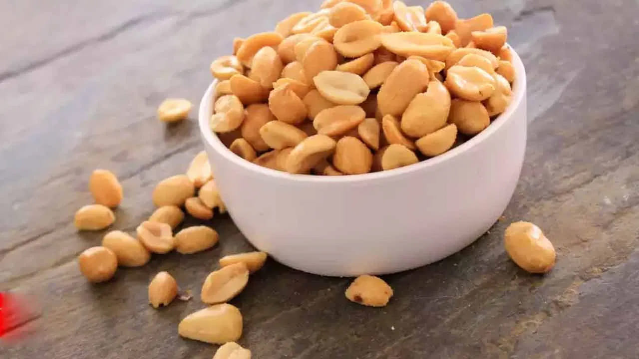 వైద్య నిపుణుల ప్రకారం.. వేరుశెనగలను తినే విధానం చాలా ముఖ్యం. పల్లీల ఎర్రటి పొట్టులో ప్రోయాంథోసైనిడిన్స్ అనే యాంటీఆక్సిడెంట్లు ఉంటాయి. ఇవి గుండె కండరాలను బలపరుస్తాయి. కాబట్టి పొట్టు తీయకుండా తినడం శ్రేయస్కరం. నూనెలో వేయించినవి లేదా ఎక్కువ ఉప్పు కలిపిన వేరుశెనగలు తింటే రక్తపోటు పెరిగే అవకాశం ఉంది. అందుకే సాదాగా వేయించినవి లేదా ఉడకబెట్టినవి తీసుకోవాలి. రోజుకు సుమారు 25-30 గ్రాముల వేరుశెనగలు తింటే సరిపోతుంది. ఇలా క్రమం తప్పకుండా తీసుకుంటే గుండెపోటు ముప్పును 25 నుండి 30 శాతం వరకు తగ్గించవచ్చని అధ్యయనాలు చెబుతున్నాయి.