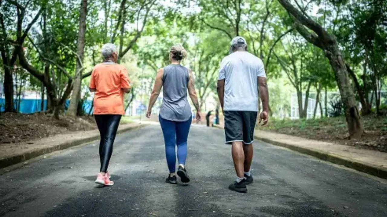 ఆరోగ్యకరమైన గుండె కోసం, పూర్తి ఫిట్‌నెస్ కోసం రోజుకు కనీసం 30 నిమిషాలు లేదా సుమారు 7,000 అడుగులు నడవాలని వైద్యులు సూచిస్తున్నారు. అయితే వ్యాయామం అస్సలు చేయని వారు మొదట 1 కిలోమీటరుతో మొదలుపెట్టి, నెమ్మదిగా వేగాన్ని, దూరాన్ని పెంచుకోవడం ఉత్తమ మార్గం.

