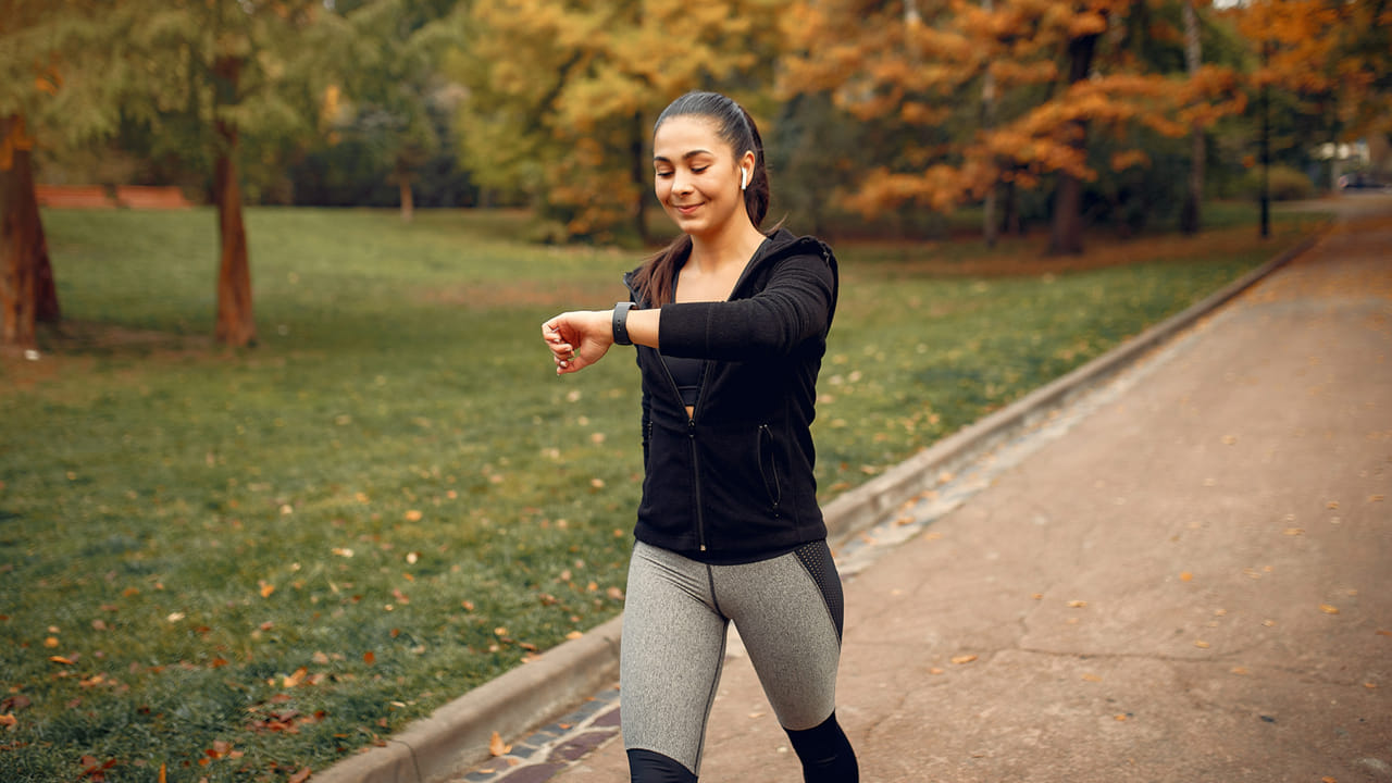 రోజూ నడవడం వల్ల శరీరంలో రక్త ప్రసరణ మెరుగుపడుతుంది. ఇది జీవక్రియను ఉత్తేజపరిచి, రోజంతా మిమ్మల్ని శక్తివంతంగా ఉంచుతుంది. నడిచే సమయంలో శరీరంలో ఎండార్ఫిన్లు అనే హార్మోన్లు విడుదలవుతాయి. ఇవి ఒత్తిడిని తగ్గించి, మనసుకు ప్రశాంతతను, ఉల్లాసాన్ని ఇస్తాయి. గంటల తరబడి కూర్చోవడం వల్ల వచ్చే ఒళ్లు నొప్పులు, కండరాల బిగువును తగ్గించడంలో ఈ కొద్దిపాటి నడక ఎంతో సహాయపడుతుంది.
