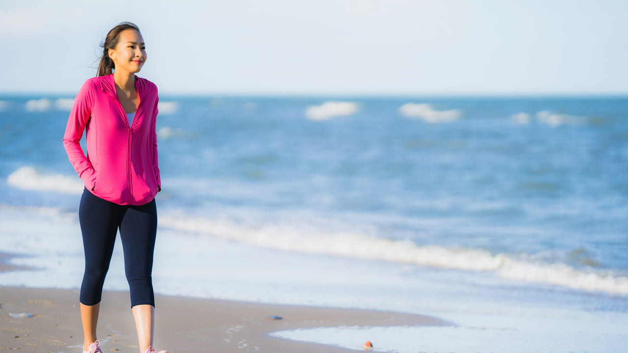 ఆధునిక జీవనశైలిలో పని ఒత్తిడి, గంటల తరబడి కుర్చీకే పరిమితం కావడం, సమయం లేకపోవడం వల్ల వ్యాయామం అనేది చాలా మందికి అసాధ్యంగా మారింది. దీనివల్ల చిన్న వయసులోనే గుండె జబ్బులు, ఒత్తిడి వంటి సమస్యలు చుట్టుముడుతున్నాయి. అయితే వీటన్నింటికీ విరుగుడుగా రోజూ కేవలం ఒక కిలోమీటర్ నడకతో మీ ఆరోగ్య ప్రయాణాన్ని ప్రారంభించవచ్చని నిపుణులు సూచిస్తున్నారు.