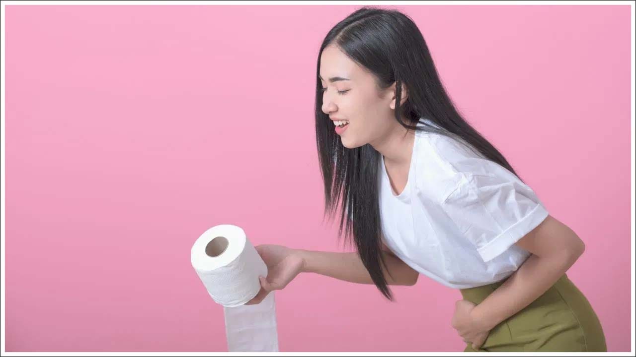  కానీ ఎక్కువసేపు మూత్రాన్ని పట్టి ఉంచడం ఈ సహజ ప్రక్రియను ప్రభావితం చేస్తుంది. శరీరం ఇచ్చే సంకేతాలను విస్మరించడం ఆరోగ్యానికి మంచిది కాదు. మీకు కూడా ఈ అలవాటు ఉంటే వెంటనే మార్చుకోవడం మంచిది. లేకుంటే సమస్యలు ఇరుక్కునే ప్రమాదం ఉందంటున్నారు నిపుణులు.