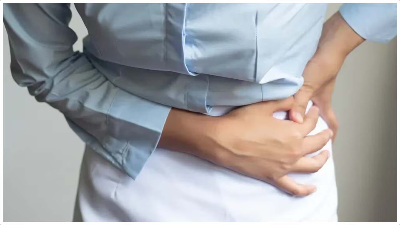  మూత్రాశయంపై ఒత్తిడి పెరిగే అవకాశం: నిపుణుల అభిప్రాయం ప్రకారం, ఎక్కువసేపు మూత్రాన్ని పట్టి ఉంచడం వల్ల మూత్రాశయంలో ఒత్తిడి పెరుగుతుంది. ఇది మూత్రపిండాల కండరాలను దెబ్బతీస్తుంది. కొన్ని సందర్భాల్లో ఇది మూత్ర నాళాల ఇన్ఫెక్షన్ (UTI) ప్రమాదాన్ని పెంచుతుంది. మూత్రాన్ని ఎక్కువసేపు పట్టి ఉంచినట్లయితే, బ్యాక్టీరియా పెరిగే అవకాశం పెరుగుతుంది. నిరంతరం మూత్రాన్ని పట్టి ఉంచే అలవాటు కొంతమందికి పొత్తి కడుపులో నొప్పి లేదా అసౌకర్యాన్ని కలిగిస్తుంది. దీర్ఘకాలంలో ఇది మూత్రపిండాల సంబంధిత సమస్యల ప్రమాదాన్ని కూడా పెంచుతుంది.