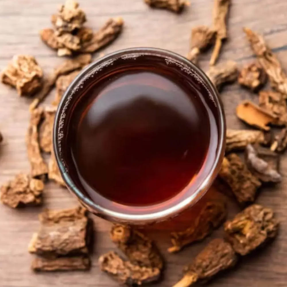 అర్జున బెరడు డికాక్షన్: అర్జున బెరడు (అర్జున చాల్) గుండె రోగులకు ఒక "రామబాణం" వంటిది. ఇది చాలా తక్కువ ధరలో ఆయుర్వేద షాపులలో లభిస్తుంది. ఒక చిన్న బెరడు ముక్కను నీటిలో వేసి మరిగించి ఉదయం పూట డికాక్షన్ తాగాలి. ఇది కొలెస్ట్రాల్, రక్తపోటు తగ్గించి, గుండె బ్లాకులను నివారిస్తుంది. పిల్లలకు గుండె సమస్యలు ఉంటే, అర్జున బెరడు, దాల్చినచెక్క పొడిని పాలలో మరిగించి ఇవ్వడం వల్ల వారి గుండె ఆరోగ్యం మెరుగుపడుతుంది.