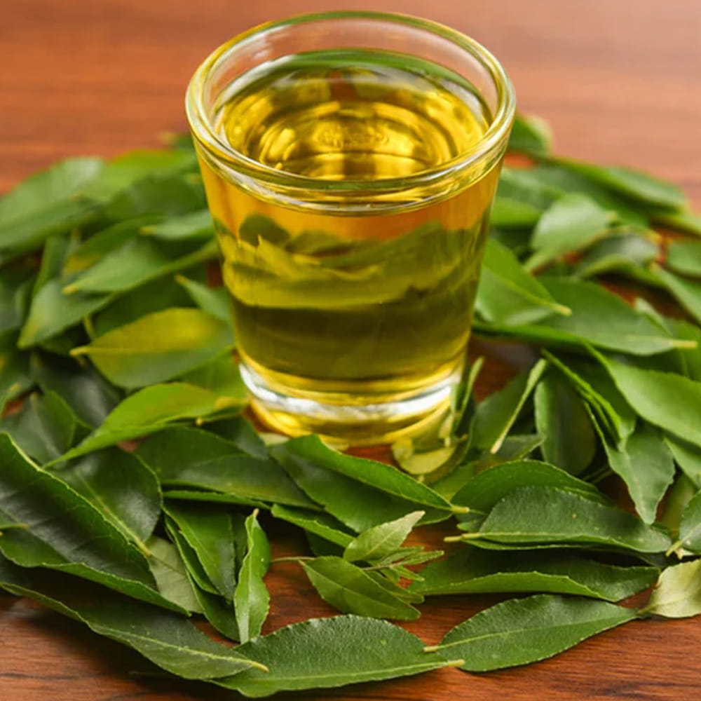 కరివేపాకు డికాక్షన్ అధిక రక్తపోటు కోసం: అధిక రక్తపోటు నియంత్రణకు కరివేపాకు ఎంతో ఉపయోగపడుతుంది. ఒక కప్పు కరివేపాకును వేడి నీటిలో వేసి, ఒక గ్లాసు నీరు అర గ్లాసు అయ్యే వరకు మరిగించి, ఉదయం, సాయంత్రం తాగడం వల్ల 10 రోజుల్లోనే రక్తపోటు 25-40% తగ్గుతుందనితెలుపుతున్నారు. ఇది మందుల వాడకాన్ని తగ్గించి కిడ్నీ, కడుపు సమస్యలను నివారిస్తుంది.