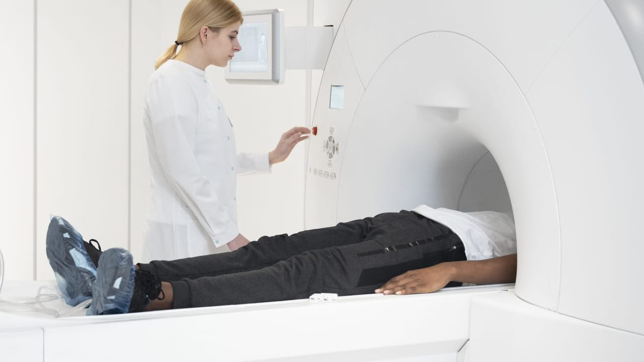 అలంకరణ బెలూన్లను నింపడానికి హీలియం ఉపయోగిస్తారు. ఇక ప్రకటనల కోసం ఉపయోగించే బ్లింప్లు, పరేడ్ ఫ్లోట్లలో కూడా వాడతారు. ఇక గృహపకరణాలలో చిన్న లీక్లను గుర్తించేందుకు యూజ్ చేస్తారు. ఇక వైద్య రంగంలో దీని పాత్ర కీలకంగా ఉంది. ఎంఆర్ఐ స్కానింగ్ యాంత్రాలను చల్లగా ఉంచడంతో ఇది ముఖ్యమైన పాత్ర పోషిస్తుంది. ఎంఆర్ఐ యంత్రాలకు ఇది అత్యవసరమైనది.