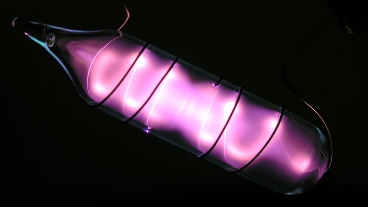 హీలియం కొరత వల్ల ఎంఆర్ఐ స్కానింగ్ ధరలు పెరిగే అవకాశముంది. ఇక ఏరోస్పేస్ రంగంలో కూడా హీలియం గ్యా్స్ వాడతారు. రాకెట్ల ఇంధన ట్యాంకులును శుభ్రపర్చడానికి, పీడనాన్ని పెంచడానికి హీలియం గ్యాస్ వాడతారు. ఇక ఇది ద్రవ ఆక్సిజన్, హైడ్రోజన్కు సంబంధించిన తీవ్రమైన క్రయోజనిక్ ఉష్ణోగ్రతల వద్ద కూడా వాయువుగానే ఉంటుంది. భూమిపై చాలా అరుదుగా హీలియం ఉంటుంది. వాతావరణం నుంచి దీనిని వెలికితీయడం సాధ్యం కాదు. భూమి క్రస్ట్ లోపల లోతుగా ఇది ఉంటుంది. ఒక్కసారి గాల్లోకి విడుదల చేసిన తర్వాత శాశ్వతంగా నశించిపోతుంది.