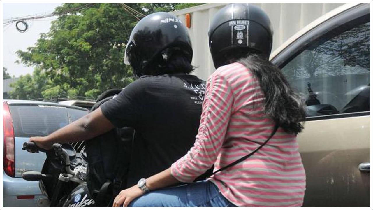  వైజర్ దెబ్బతింటే ప్రమాదం పెరుగుతుంది: కాలక్రమేణా హెల్మెట్ వైజర్‌లు గీతలు పడి, పారదర్శకతను కోల్పోయి పాడైపోతాయి. ముఖ్యంగా రాత్రిపూట ఎదురుగా వచ్చే వాహనాల కాంతి చెదిరిపోవడం వల్ల చూడటం కష్టమై ప్రమాదాల ప్రమాదం పెరుగుతుంది. చాలా మంది విరిగిన హెల్మెట్‌ను టేప్ లేదా ఇతర తాత్కాలిక మార్గాలతో సరిచేయడానికి ప్రయత్నిస్తారు. కానీ ఇది చాలా ప్రమాదకరం. పాడైన హెల్మెట్‌ను మార్చడమే ఎల్లప్పుడూ ఉత్తమమని నిపుణులు సూచిస్తున్నారు.