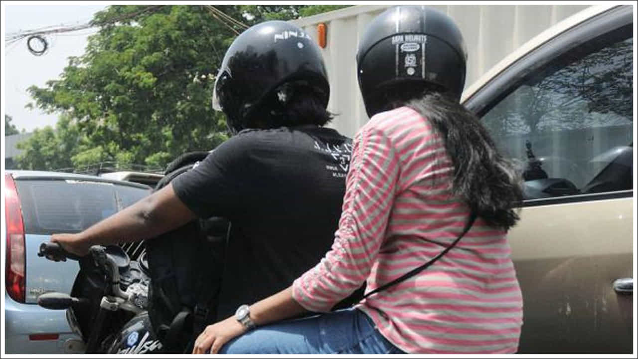 వైజర్ దెబ్బతింటే ప్రమాదం పెరుగుతుంది: కాలక్రమేణా హెల్మెట్ వైజర్లు గీతలు పడి, పారదర్శకతను కోల్పోయి పాడైపోతాయి. ముఖ్యంగా రాత్రిపూట ఎదురుగా వచ్చే వాహనాల కాంతి చెదిరిపోవడం వల్ల చూడటం కష్టమై ప్రమాదాల ప్రమాదం పెరుగుతుంది. చాలా మంది విరిగిన హెల్మెట్ను టేప్ లేదా ఇతర తాత్కాలిక మార్గాలతో సరిచేయడానికి ప్రయత్నిస్తారు. కానీ ఇది చాలా ప్రమాదకరం. పాడైన హెల్మెట్ను మార్చడమే ఎల్లప్పుడూ ఉత్తమమని నిపుణులు సూచిస్తున్నారు.