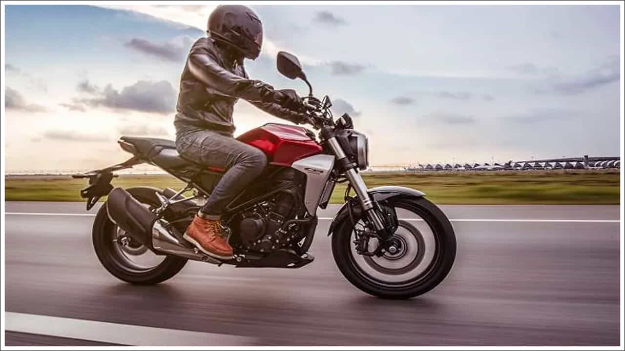 హెల్మెట్ కొనుగోలు చేసేటప్పుడు ఈ విషయాలను గుర్తుంచుకోండి: హెల్మెట్ కొనుగోలు చేసేటప్పుడు దాని నాణ్యతపై ప్రత్యేక శ్రద్ధ వహించండి. దృఢమైన పైభాగం, స్పష్టమైన వైజర్, మంచి పట్టీ, గట్టి థర్మోకోల్ తప్పనిసరి. అలాగే, సౌకర్యవంతంగా సరిపోయేలా సరైన సైజు హెల్మెట్ను కొనండి.