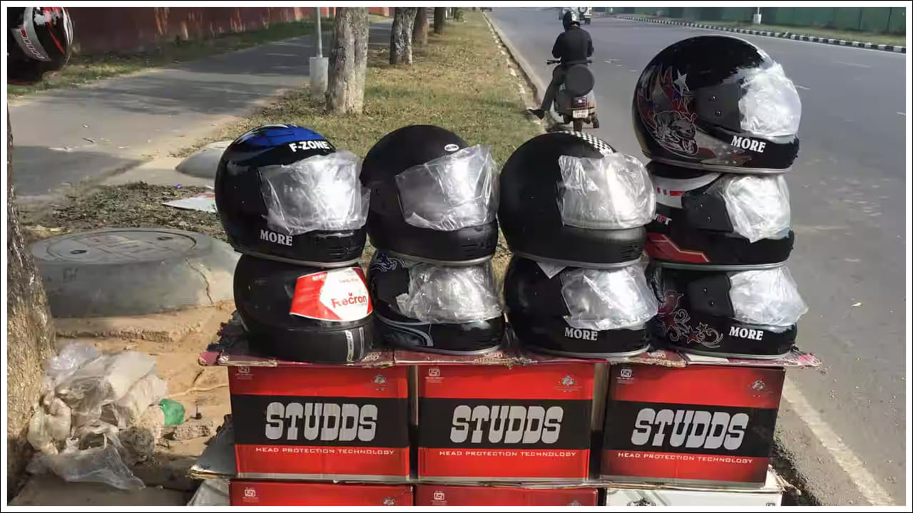  చౌక హెల్మెట్లు ప్రమాదకరం కావచ్చు: చౌకైన లేదా బ్రాండ్ లేని హెల్మెట్ మీ భద్రతకు ముప్పు కలిగించవచ్చు. మీ భద్రతను నిర్ధారించుకోవడానికి ఎల్లప్పుడూ ISI మార్క్ ఉన్న హెల్మెట్‌నే ఎంచుకోండి. తెలివిగా ఎంచుకోండి.. సురక్షితంగా ఉండండి: హెల్మెట్ కేవలం ఒక అనుబంధ వస్తువు కాదు. అది ప్రాణరక్షకం. సరైన హెల్మెట్‌ను ఎంచుకుని దానిని సకాలంలో మార్చడం మిమ్మల్ని తీవ్రమైన ప్రమాదం నుండి కాపాడుతుంది.