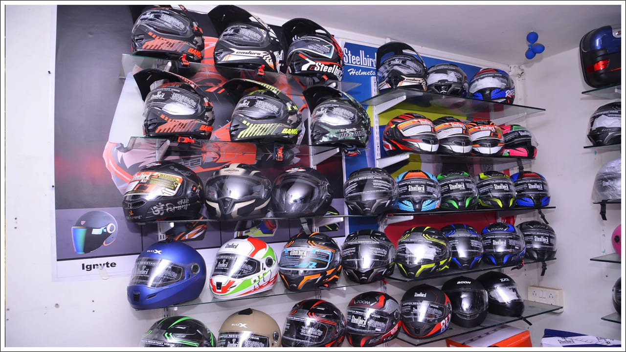  Helmet Life: ద్విచక్ర వాహనం నడుపుతున్నప్పుడు హెల్మెట్ ధరించడం కేవలం ఒక నియమం మాత్రమే కాదు, అది మీ భద్రతలో ఒక కీలకమైన భాగం. తలను తీవ్రమైన గాయాల నుండి కాపాడటంలో ఇది ముఖ్యమైన పాత్ర పోషిస్తుంది. అయినప్పటికీ చాలా మంది దీనిని తేలికగా తీసుకుంటారు. కొంతమంది హెల్మెట్లు ధరిస్తారు. కానీ వాటి నాణ్యత, సరైన అమరిక, మన్నికను పట్టించుకోరు. నిజానికి కాలక్రమేణా హెల్మెట్లు కూడా తమ బలాన్ని కోల్పోతాయి. దీనివల్ల అవసరమైనప్పుడు అవి పూర్తి రక్షణను అందించలేవు. అందువల్ల హెల్మెట్ ధరించడమే కాకుండా దానిని సరిగ్గా జాగ్రత్తగా చూసుకోవడం, క్రమం తప్పకుండా మార్చడం కూడా చాలా ముఖ్యం. సరైన సమాచారంతో హెల్మెట్‌ను ఉపయోగించడం వల్ల మీ రహదారి భద్రతను విపరీతంగా పెంచుకోవచ్చు. ప్రమాదాలను గణనీయంగా తగ్గించుకోవచ్చు.