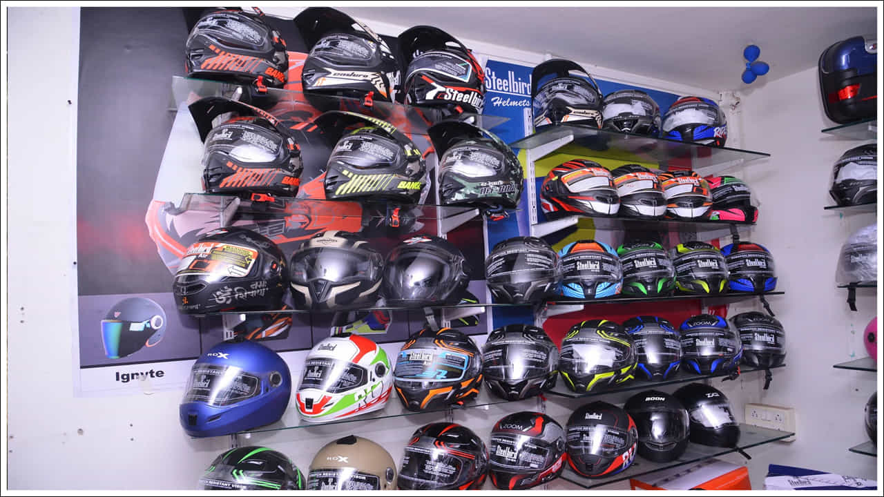 Helmet Life: ద్విచక్ర వాహనం నడుపుతున్నప్పుడు హెల్మెట్ ధరించడం కేవలం ఒక నియమం మాత్రమే కాదు, అది మీ భద్రతలో ఒక కీలకమైన భాగం. తలను తీవ్రమైన గాయాల నుండి కాపాడటంలో ఇది ముఖ్యమైన పాత్ర పోషిస్తుంది. అయినప్పటికీ చాలా మంది దీనిని తేలికగా తీసుకుంటారు. కొంతమంది హెల్మెట్లు ధరిస్తారు. కానీ వాటి నాణ్యత, సరైన అమరిక, మన్నికను పట్టించుకోరు. నిజానికి కాలక్రమేణా హెల్మెట్లు కూడా తమ బలాన్ని కోల్పోతాయి. దీనివల్ల అవసరమైనప్పుడు అవి పూర్తి రక్షణను అందించలేవు. అందువల్ల హెల్మెట్ ధరించడమే కాకుండా దానిని సరిగ్గా జాగ్రత్తగా చూసుకోవడం, క్రమం తప్పకుండా మార్చడం కూడా చాలా ముఖ్యం. సరైన సమాచారంతో హెల్మెట్ను ఉపయోగించడం వల్ల మీ రహదారి భద్రతను విపరీతంగా పెంచుకోవచ్చు. ప్రమాదాలను గణనీయంగా తగ్గించుకోవచ్చు.