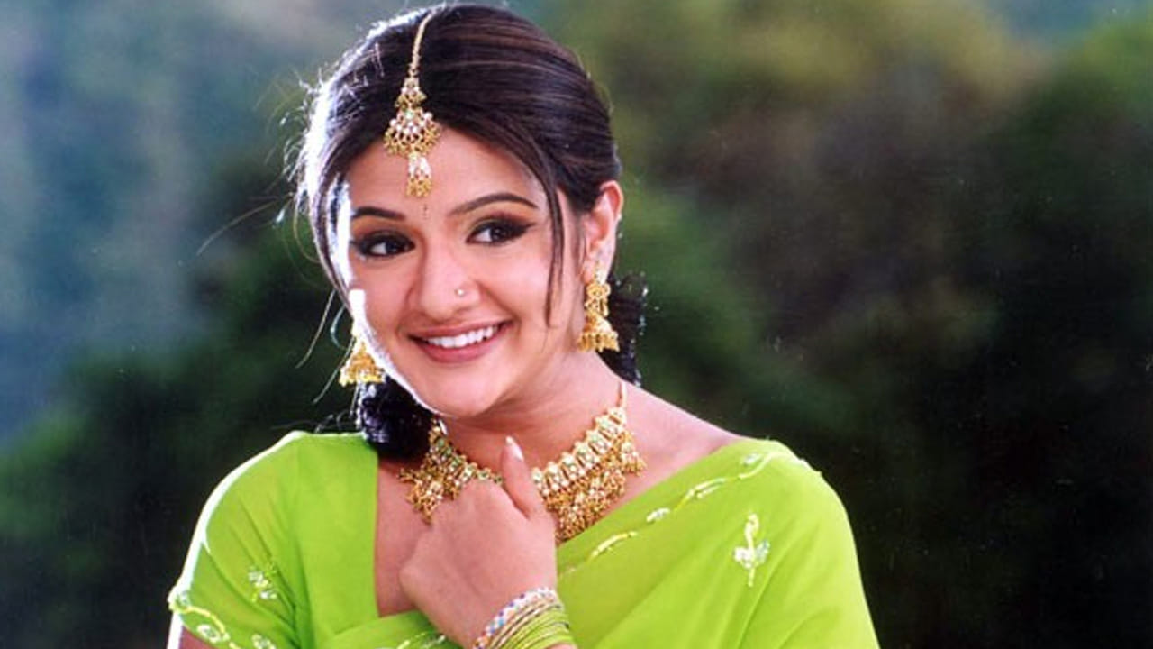 నువ్వు నాకు నచ్చావు సినిమాతో టాలీవుడ్‌లోకి అడుగు పెట్టిన ముద్దుగుమ్మ ఆర్తి అగర్వాల్. మొదటి సినిమాతోనే ఈ నటి మంచి గుర్తింపు తెచ్చుకుంది. తర్వాత చాలా సినిమాల్లో నటించింది. తన అందం, అభినయంతో ఎంతో మందిని ఆకట్టుకుంది. ఈ నటి  జూన్ 6, 2015లో ఆపరేషన్ వికటించి మరణించింది. 31 ఏళ్లకే ప్రాణాలు కోల్పోయింది.