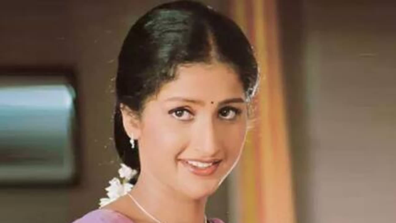 తెలుగు నటి ప్రత్యూష గురించి ఎంత చెప్పినా తక్కువే. ఈ అమ్మడు రాయుడు చిత్రం ద్వారా తెలుగు చిత్రపరిశ్రమకు పరిచయం అయ్యింది. ఈ ముద్దుగుమ్మ అతి చిన్న వయసులో 20 ఏళ్ల వయసులోనే మరణించడం జరిగింది. 2002 ఫ్రిబ్రవరి 2న ప్రత్యూష మరణించింది.