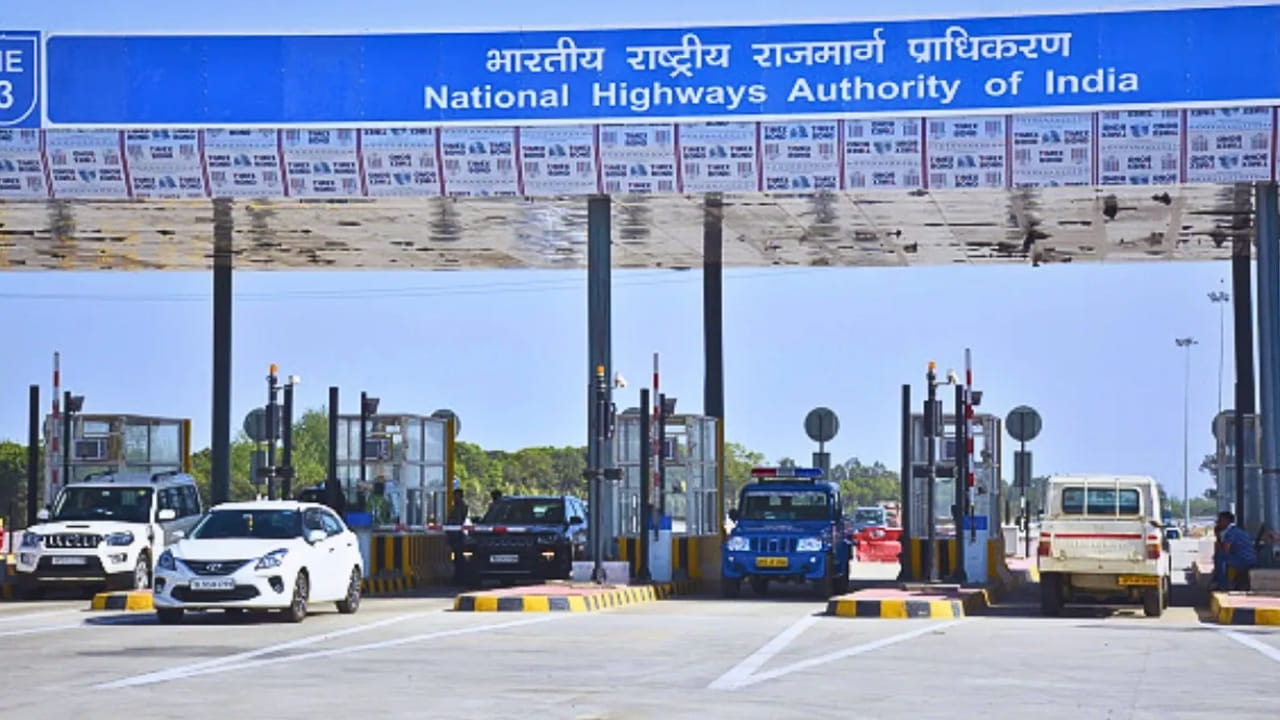 ఇప్పటికే హైవే పనులు 61.72 శాతం పూర్తవ్వగా.. వచ్చే ఏడాది ఫిబ్రవరి నాటికి మిగతా 40 శాతం పనులను కూడా పూర్తి చేయాలనే టార్గెట్ పెట్టుకున్నారు. అనంతరం ఫిబ్రవరి 28న ఈ కొత్త నేషనల్ హైవేను ప్రారంభించాలని అధికారులు ముహూర్తం ఫిక్స్ చేశారు. ఇటీవల ఈ హైవే భూసేకరణకు సంబంధించి హైకోర్టులో మూడు కేసులు నమోదయ్యాయి.
