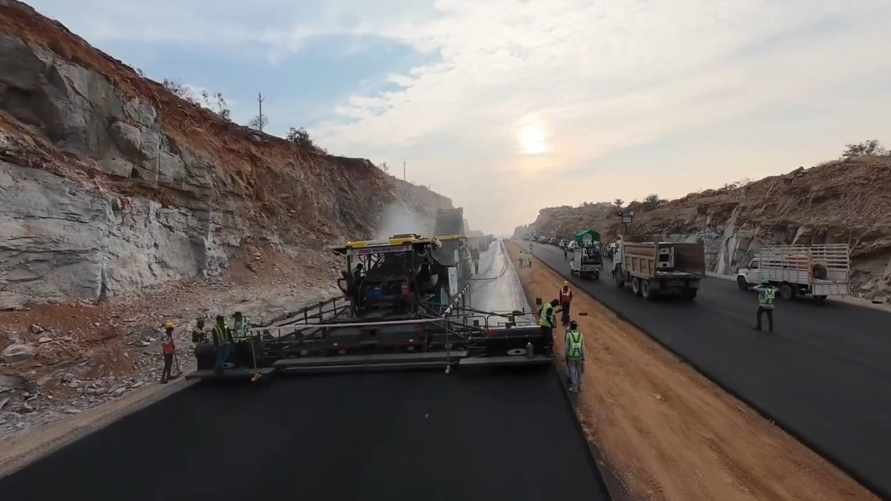 కానీ ఈ గ్రీన్ ఫీల్డ్ ఎక్స్‌ప్రెస్ హైవే అందుబాటులోకి వస్తే కేవలం 8 గంటల్లోనే విజయవాడ నుంచి బెంగళూరుకు చేరుకోవచ్చన్నమాట. అంటే ఏకంగా నాలుగు గంటల ప్రయాణ సమయం తగ్గుతుంది. ఇక హైవేలో ఇంటర్ చేంజ్‌లు, రెస్ట్ ఏరియాలు కూడా ఏర్పాటు చేస్తున్నారు. దీంతో ప్రయాణికులకు అనేక సౌకర్యాలు ఉండనున్నాయి.
