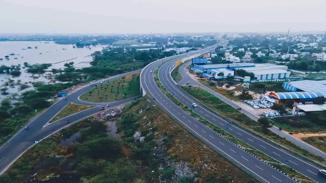 ఈ రోడ్డు నిర్మాణానికి సంబంధించి ఇటీవల కడప జిల్లాల్లో భూసేకరణకు సంబంధించి అవార్డు లభించాల్సి ఉండగా.. ఇటీవల ఆర్‌వో నుంచి గ్రీన్ సిగ్నల్ వచ్చింది. దీంతో కడప జిల్లాలో హైవే పనులు మరింత వేగం పుంజుకోనున్నాయి. అటు కడప జిల్లా నుంచి తిరుపతి హైవే పనులు కూడా జరుగుతున్నాయి.