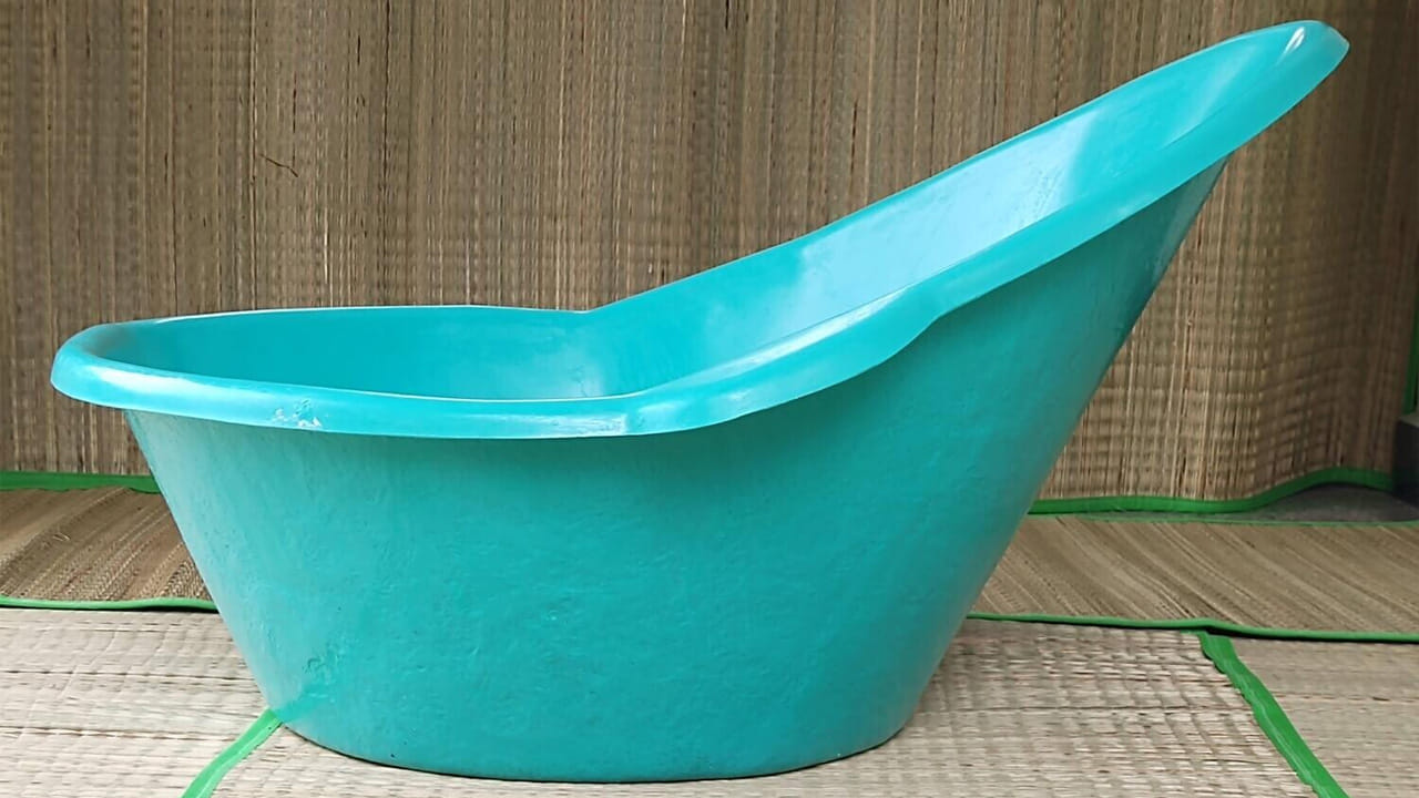 రెండవది, హిప్ టబ్. దీనిని “తొట్టి వైద్యం” అని కూడా పూర్వపు జర్మన్ నేచర్ క్యూర్ వైద్యులు పిలిచేవారు. బాత్రూంలో ఒక హిప్ టబ్ను ఏర్పాటు చేసుకోవడం ద్వారా శరీర వేడి, గర్భాశయ సమస్యలు, పొట్టలో అసౌకర్యం, మొలలు, గ్యాస్ ట్రబుల్ వంటి వాటికి ఉపశమనం లభిస్తుంది. ఉదయం 10-15 నిమిషాలు, సాయంత్రం 10-15 నిమిషాలు చల్లటి నీటిలో ఈ తొట్టి స్నానం చేయడం వల్ల అద్భుతమైన ఫలితాలు లభిస్తాయని డాక్టర్ రామచంద్ర తెలిపారు.