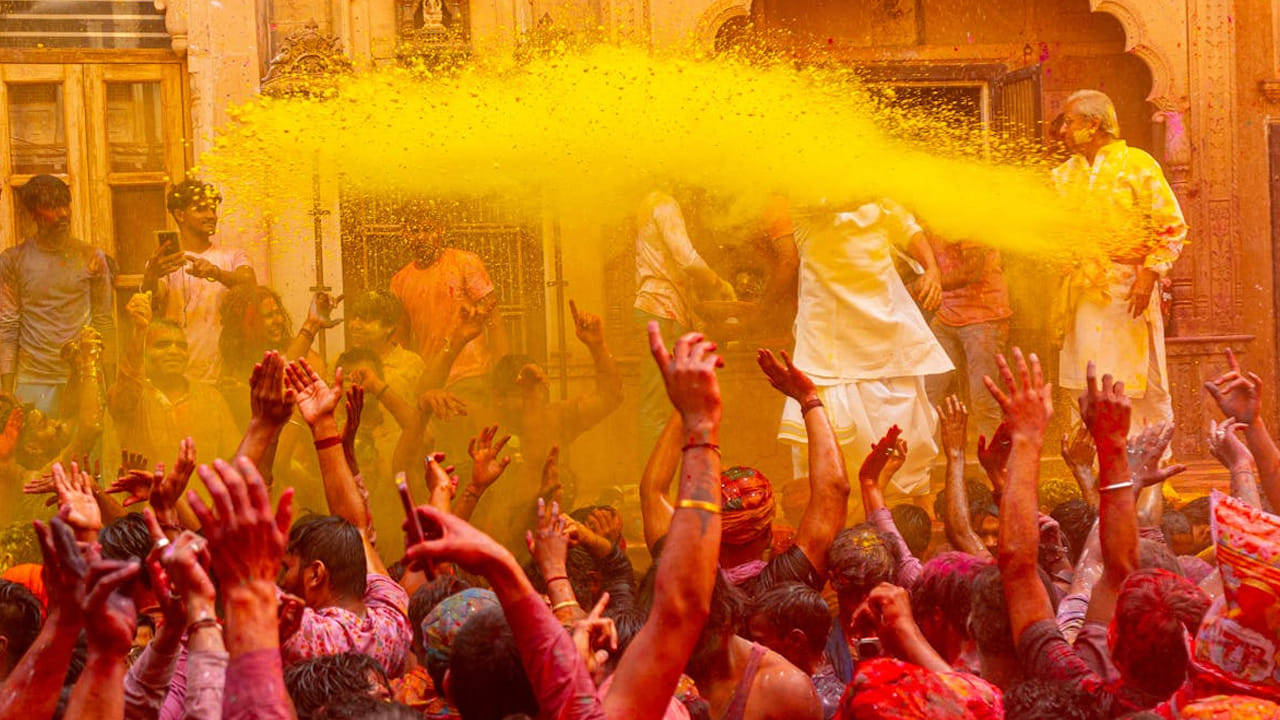 మిథున రాశి: బుధాదిత్య రాజయోగం వలన మిథున రాశి వారికీ అన్ని విధాలుగా కలిసి వస్తుంది. కూర్చొన్న చోటుకే డబ్బు వస్తుంది. 
విదేశాలకు వెళ్లాలనుకునే వారి కల కూడా నెరవేరుతుంది. ఈ సమయంలో డబ్బు కూడా బాగా సంపాదిస్తారు. అలాగే, వైవాహిక జీవితం కూడా మారుతుంది. మీ భార్యతో సంతోషంగా గడుపుతారు. 