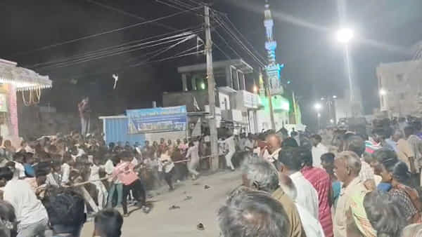 ఏం కొట్టుకున్నారు భయ్యా.. పిడి గుద్దుల హోళీ.. ఈ వింత ఆచారం ఎక్కడో తెలుసా..?